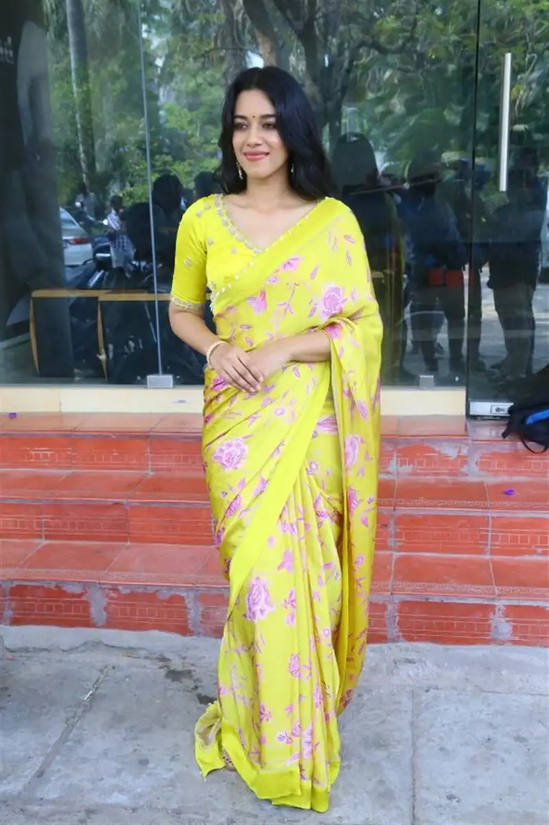 ACTRESS MIRNALINI RAVI IN YELLOW SAREE AT LOVE GURU MOVIE MEET 2